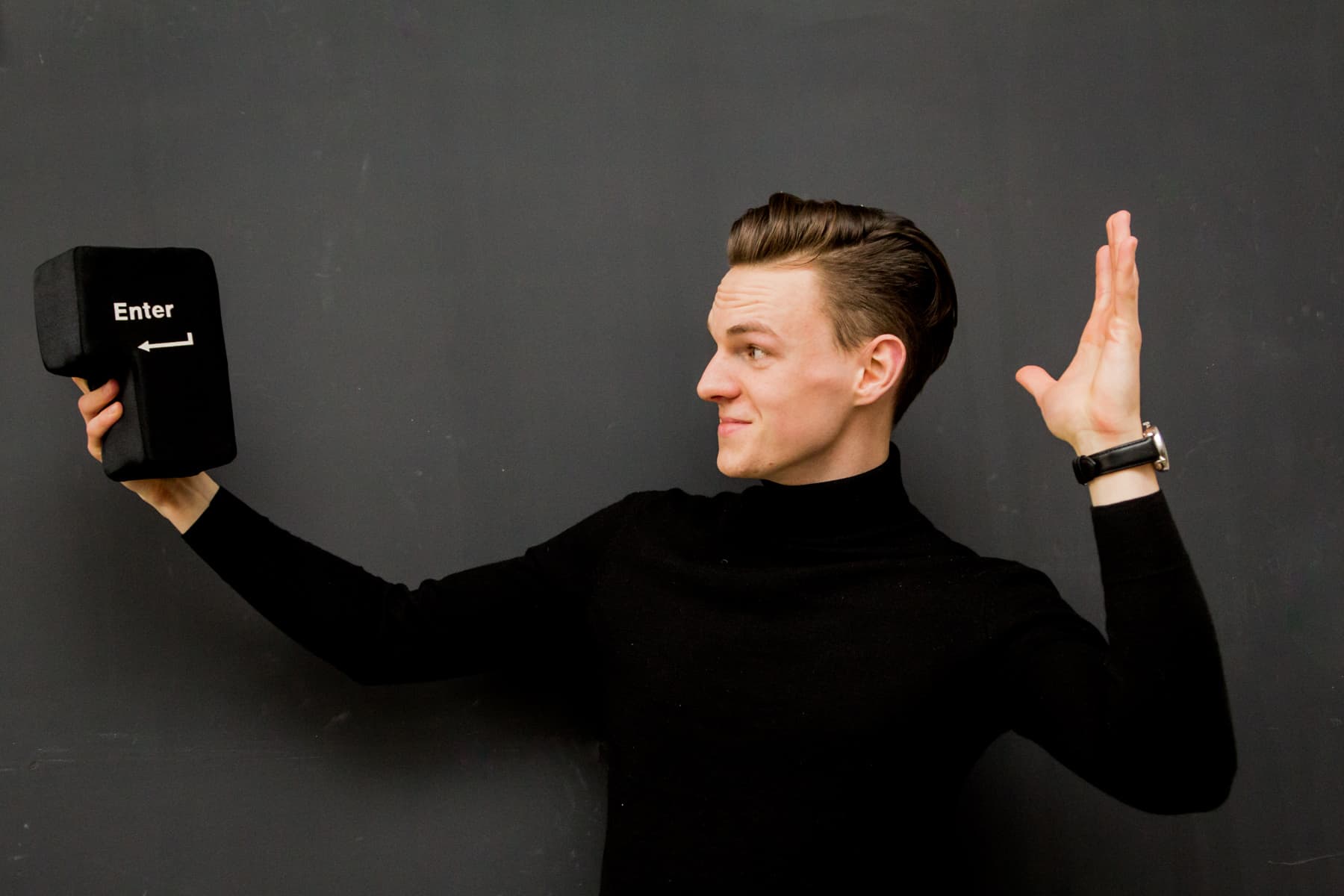 Robert zamierzający uderzyć ogromny, pluszowy przycisk "enter", który jednocześnie można podłączyć na USB i tym samym zatwierdzać rzeczy z potężnym impetem.